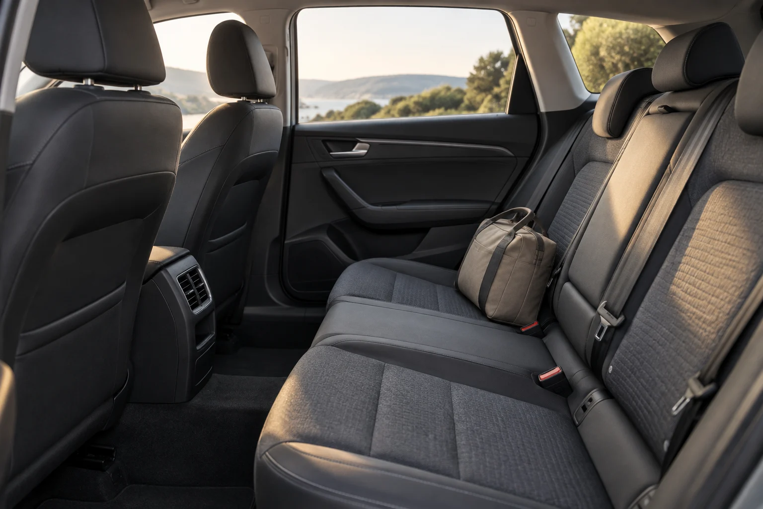 Borsa da viaggio compatta sistemata in modo stabile all’interno di un’auto parcheggiata.
