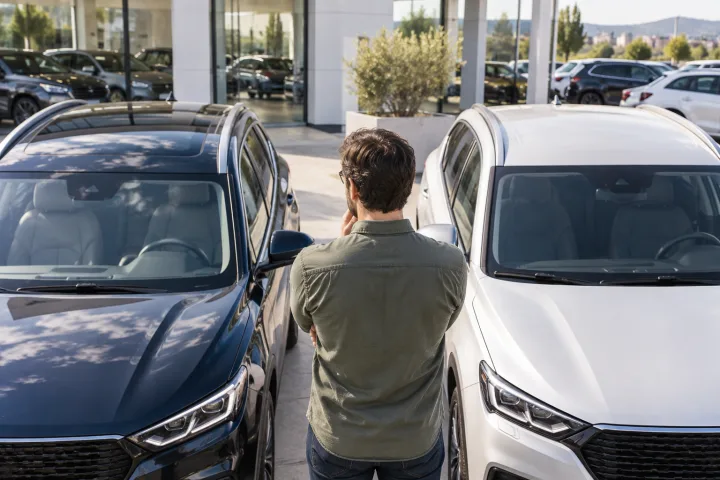 Person prüft die Dichtung rund um das Schiebedach eines Autos