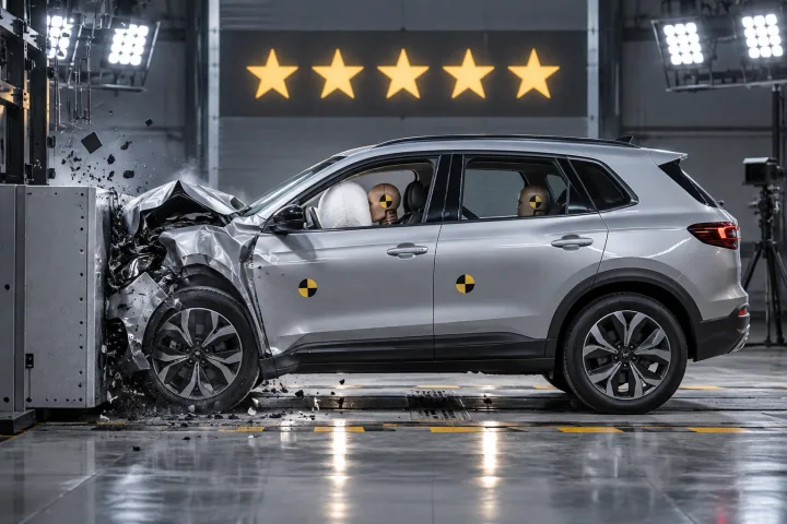 Illustrazione di un'auto su un banco di prova per crash test con una scala di stelle di sicurezza sovrapposta