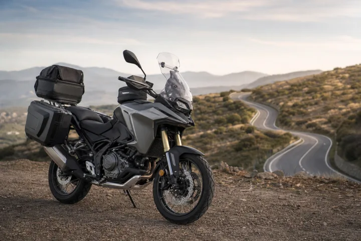 Abgestelltes Straßenmotorrad mit Seitenkoffern, einem Topcase und einem Tankrucksack für eine Reise